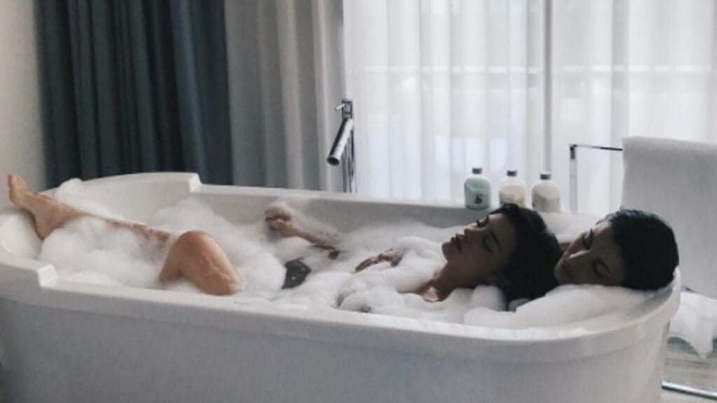 Alba Paul en la bañera con Dulceida.