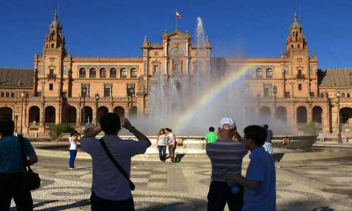 turistas visitando España.