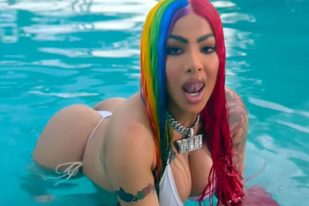 Yailin La Más Viral en tanga.