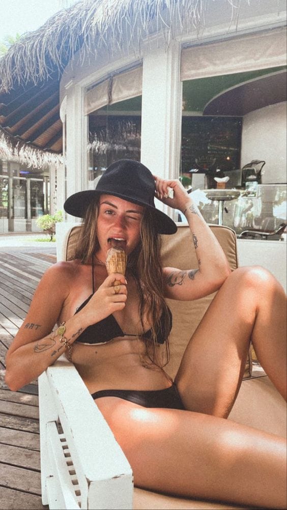 Abril Cols en mini bikini.
