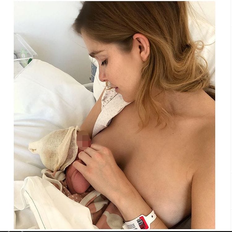 Natalia Sánchez dando de mamar.