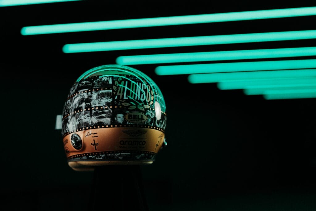 El casco de los 400 GPs de Alonso.