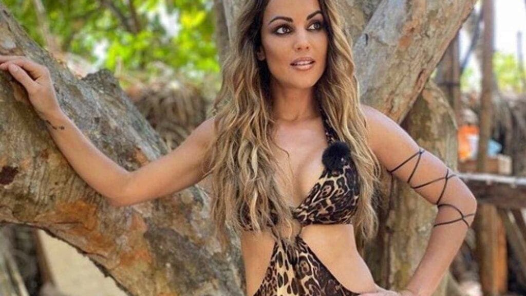 lara alvarez trikini.