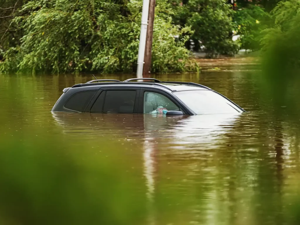 salir del coche atrapado por el agua