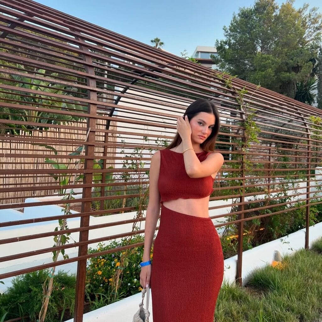carlota melendi posando
