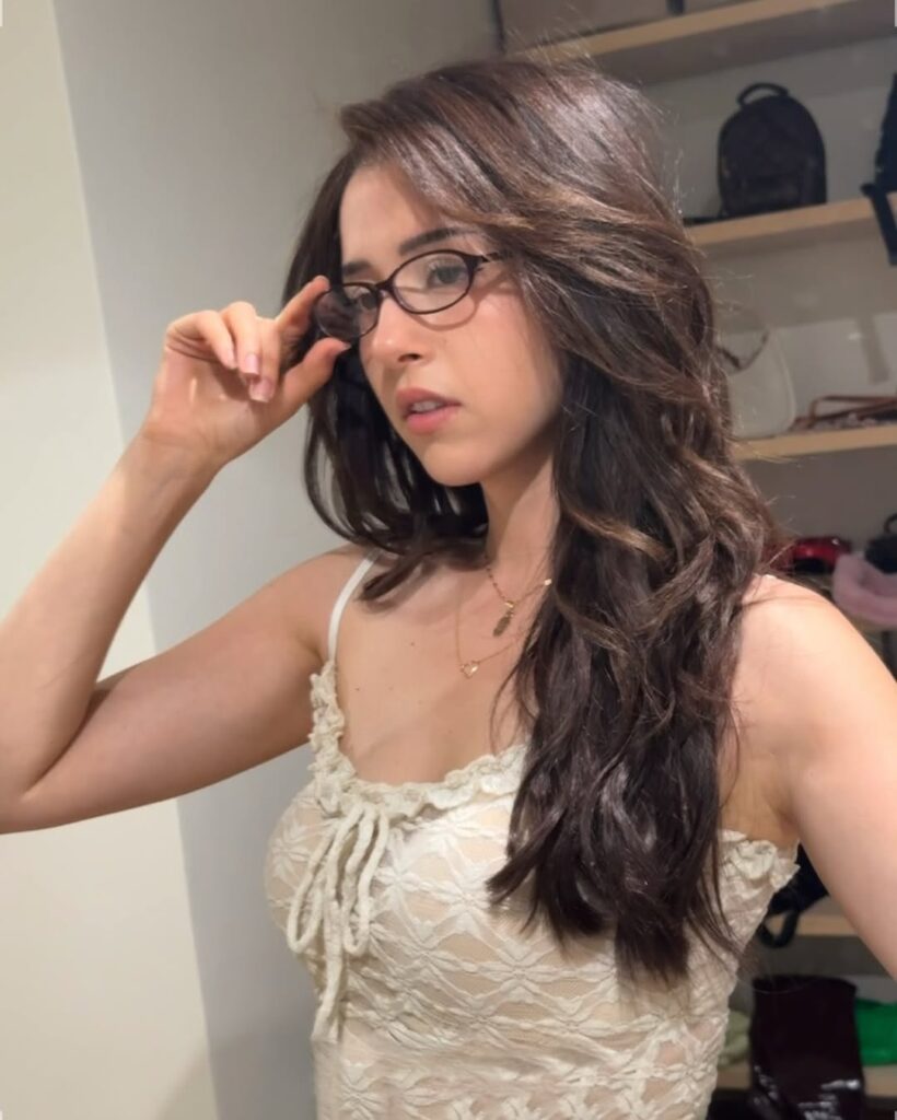 Pokimane posando