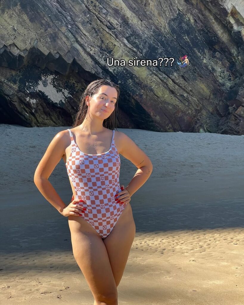 Ariane Hoyos playa