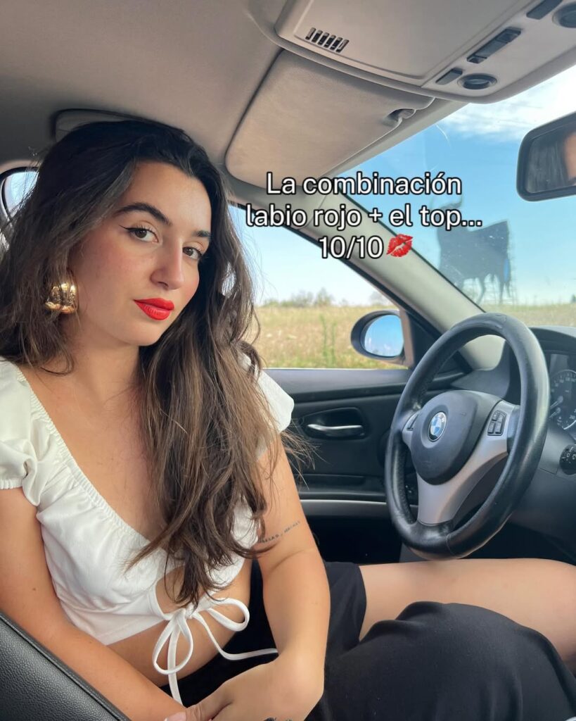 Ariane Hoyos escote