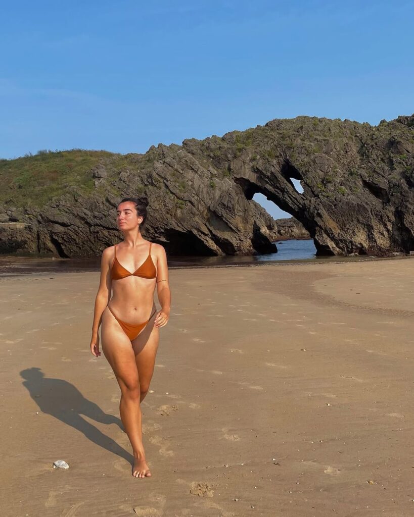 Ariane Hoyos bikini tanga