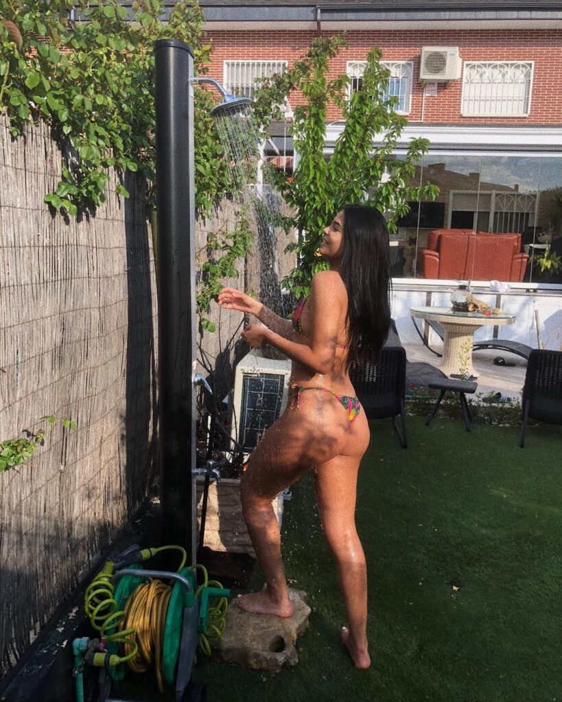 ana luiza semi desnuda