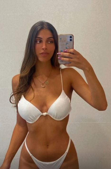 Alba Rodríguez semi desnuda