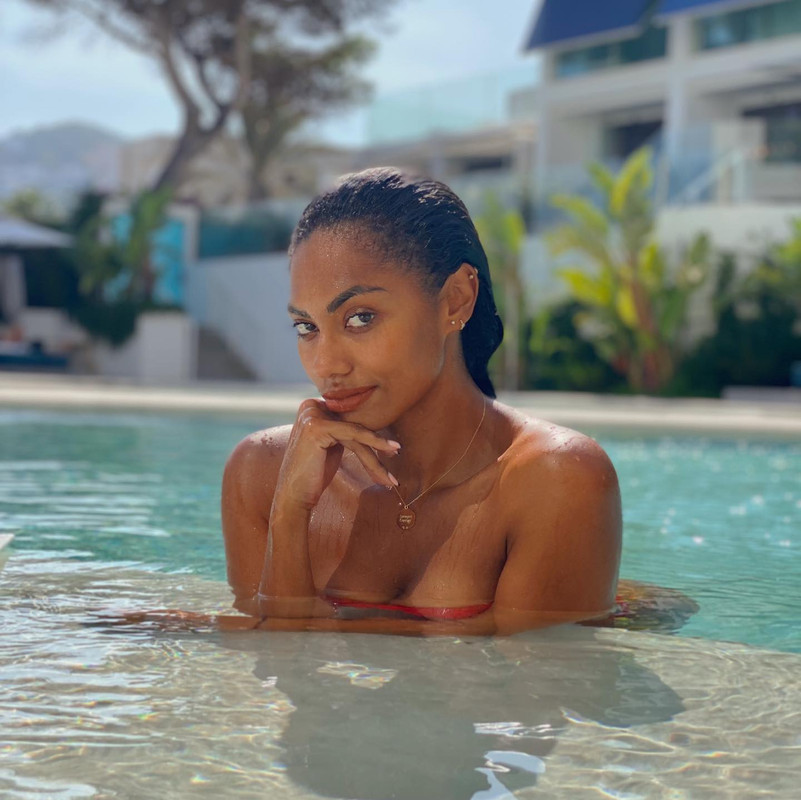 Nia Correia topless