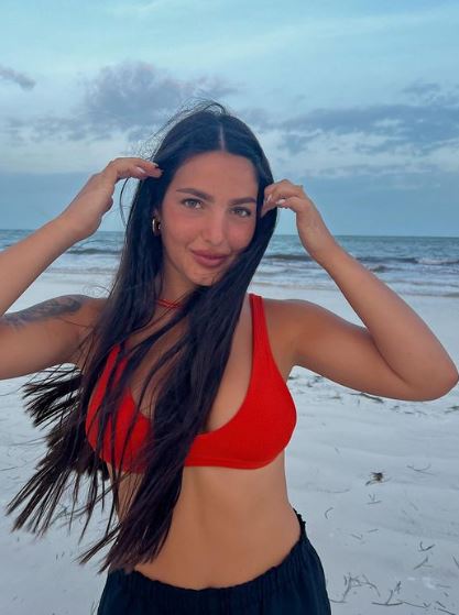 Ainhi García plays