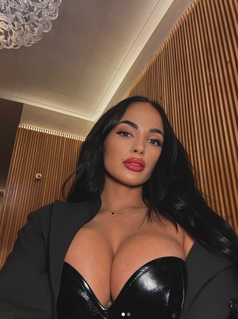 claudia bavel tetas