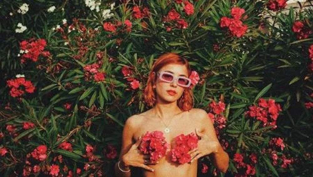 Miranda Makaroff topless