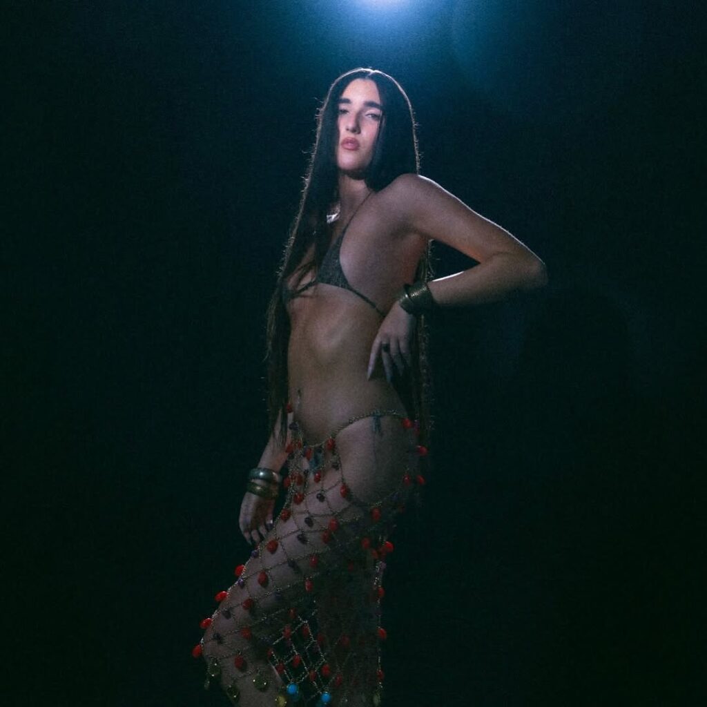 Lara Blanco - Judaline semi desnuda
