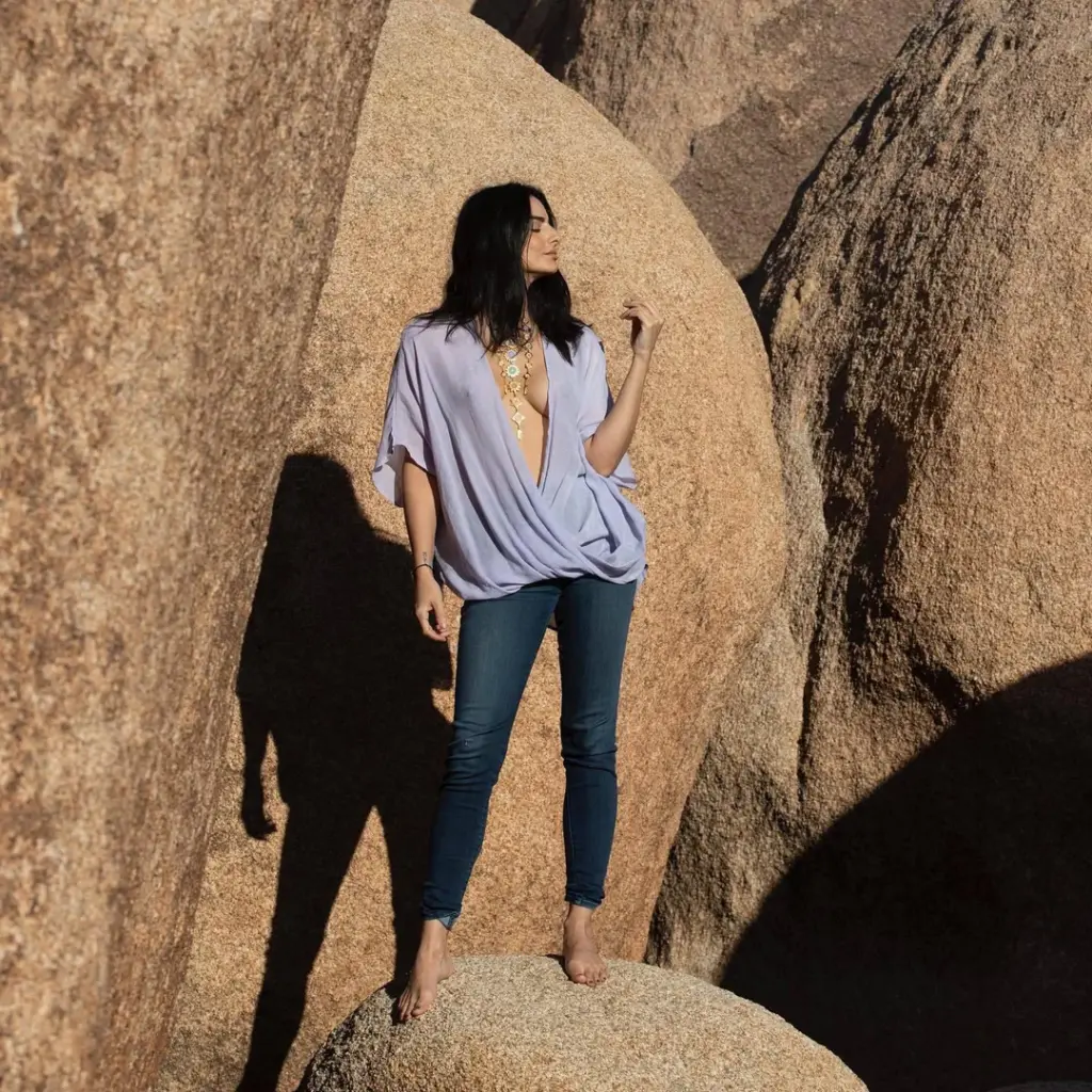Aislinn Derbez sin sujetador