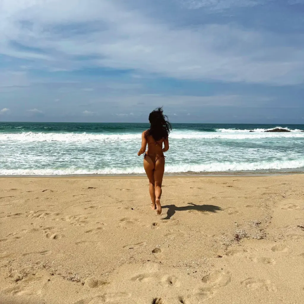 tanga Aislinn Derbez culo
