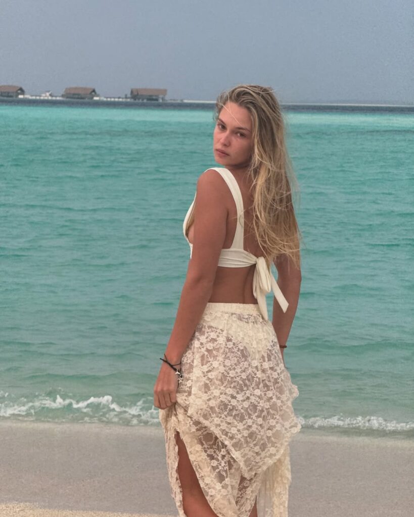 tanga Alexia Litvinova, novia de Alexis Sánchez
