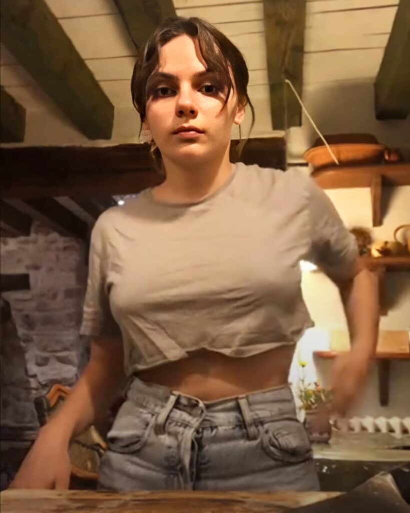 Dafne Keen pezones