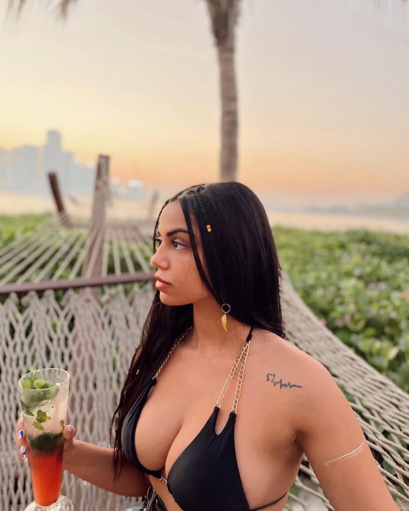 bikini Claudia Rodríguez tetas