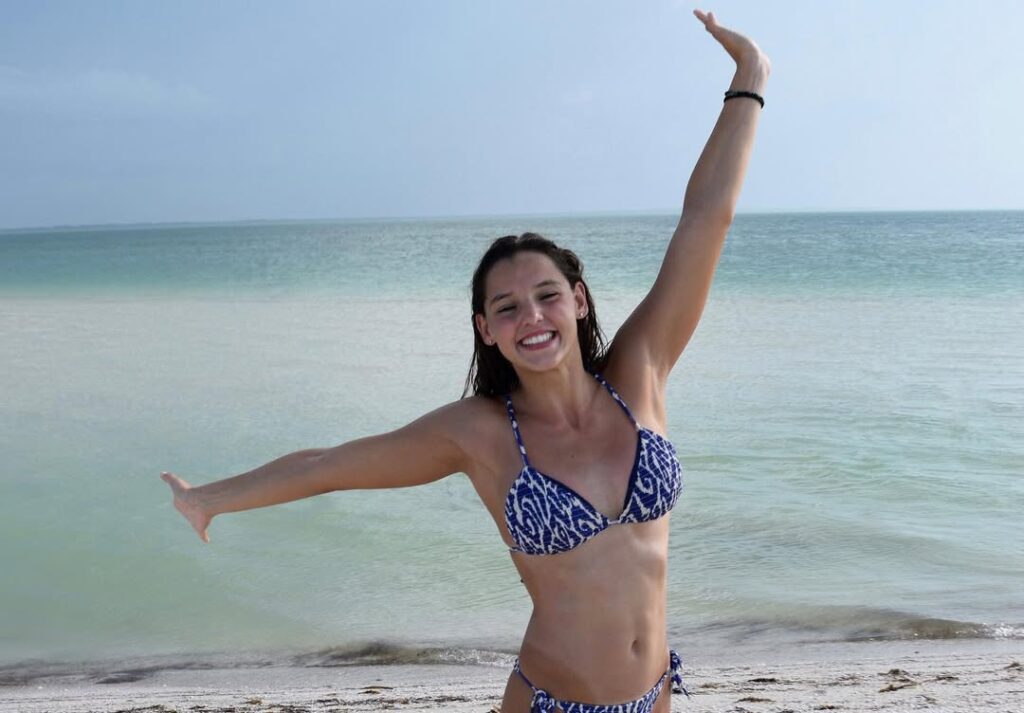 playa Emma Carrasco bikini