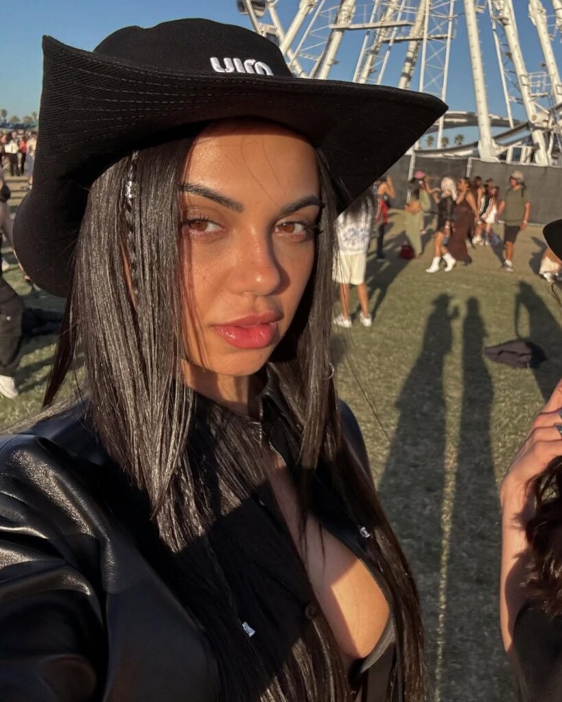 escote Claudia Rodríguez tetas