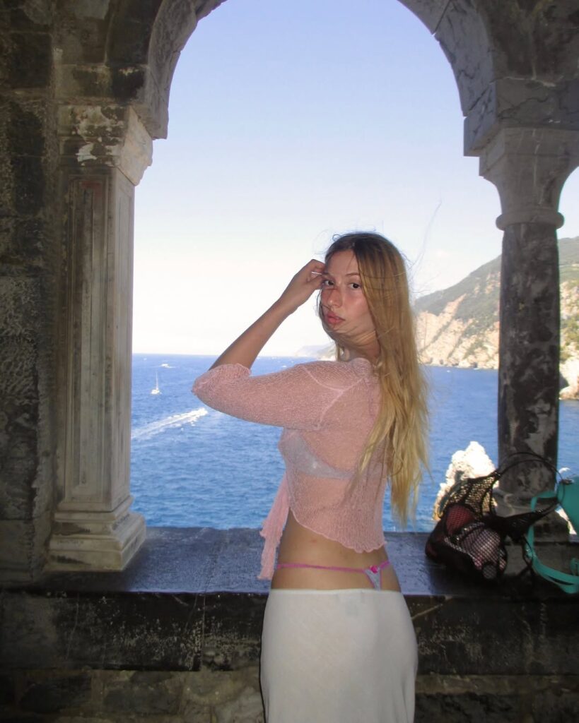 María Barrier en tanga