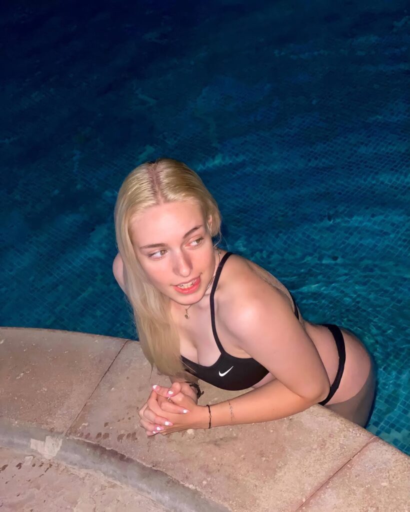 tetas Sára Peterková tanga