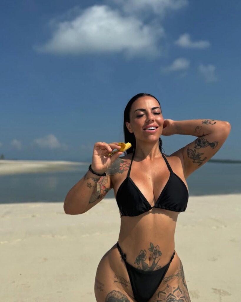 Laura Cantizano bikini tanga