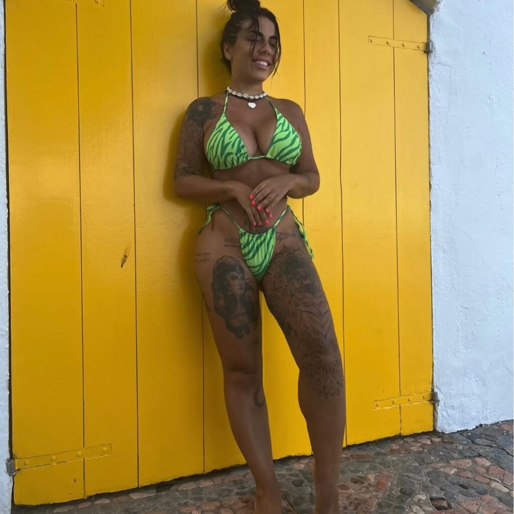 Laura Cantizano sexy