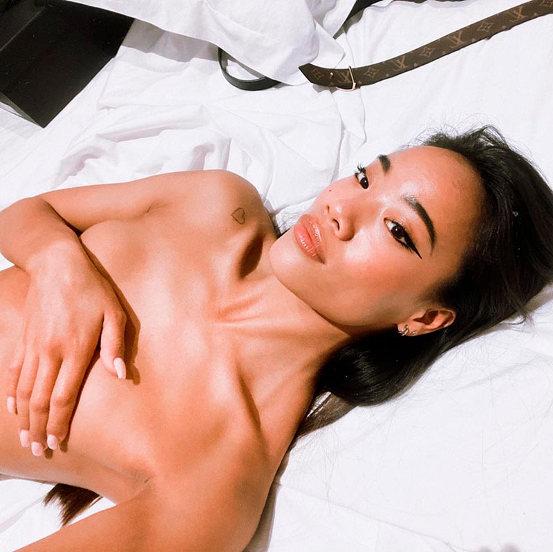 Nona Sobo desnuda cama