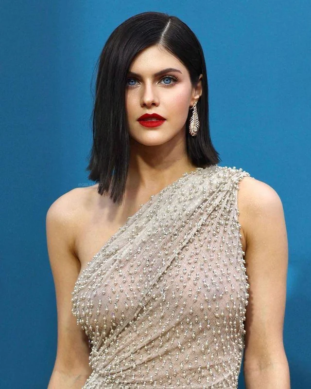 pezones Alexandra Daddario