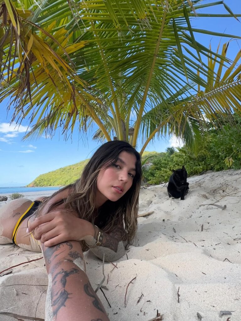 cola Celeste Guzmán tanga