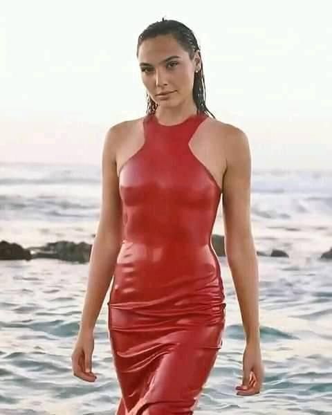 Gal Gadot hot