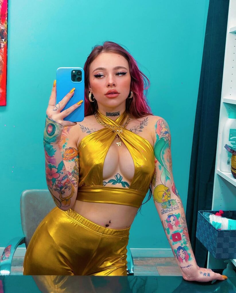 Angie Corine caliente