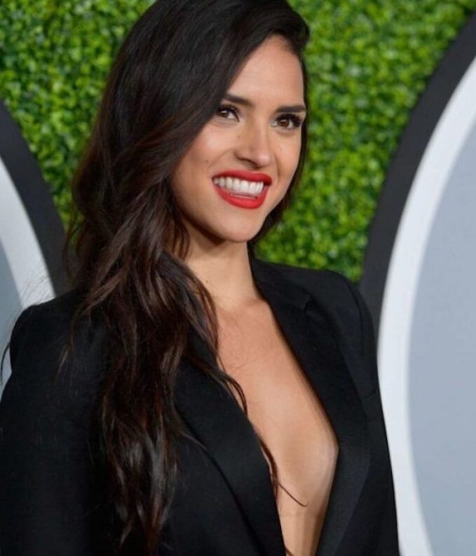 tetas de Adria Arjona