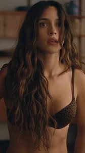 tetas Adria Arjona lenceria