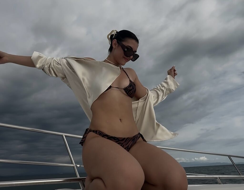 hot Isabeladelgadou