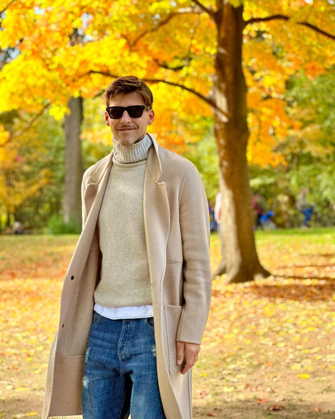 Johannes Huebl tijdens herfst
