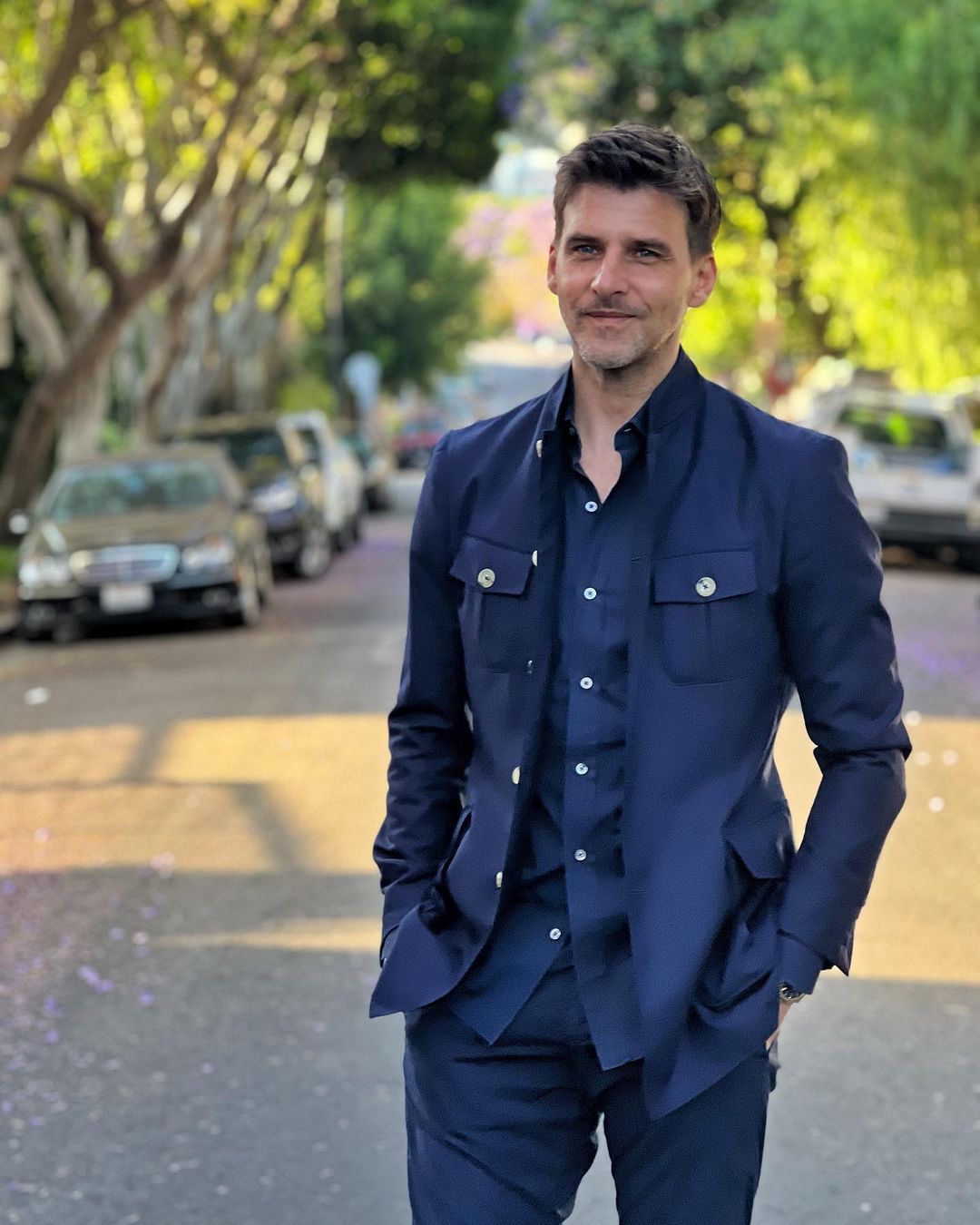 Johannes Huebl in blauw pak