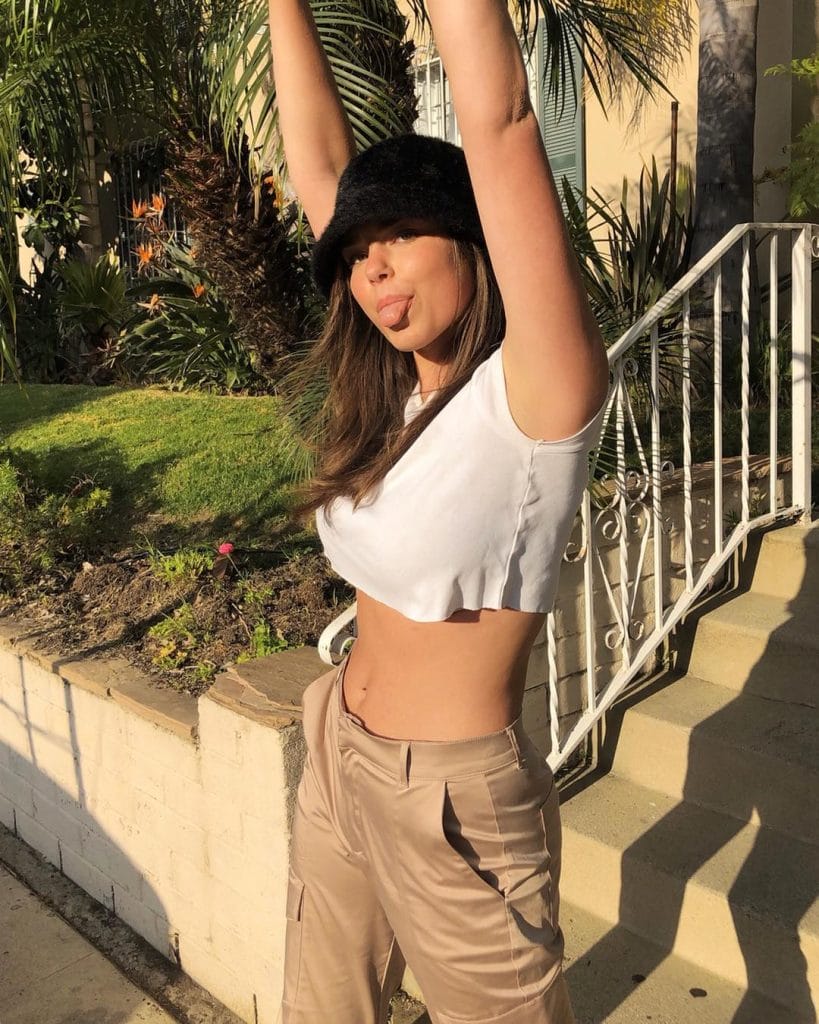 Lauren Searle met vissershoedje