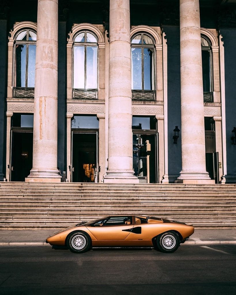 Stephan Bauer  zijn foto van auto voor een groot gebouw