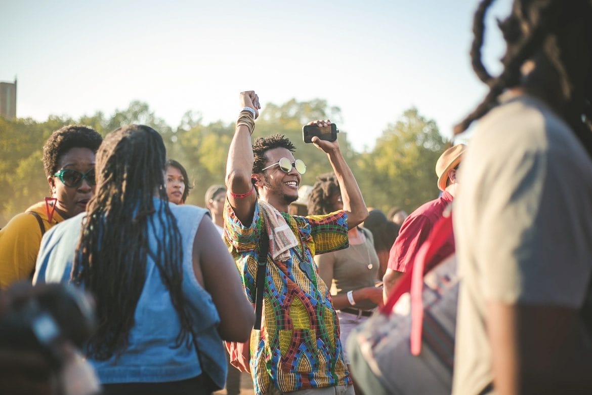 festivalganger die aan het dansen is