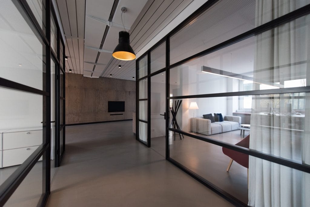 kamer in huis met glazen deur, open ruimte, ronde industriële lamp