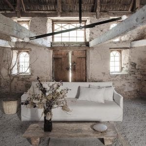 witte bank, oude plantenpot, onafgewerkte muren
