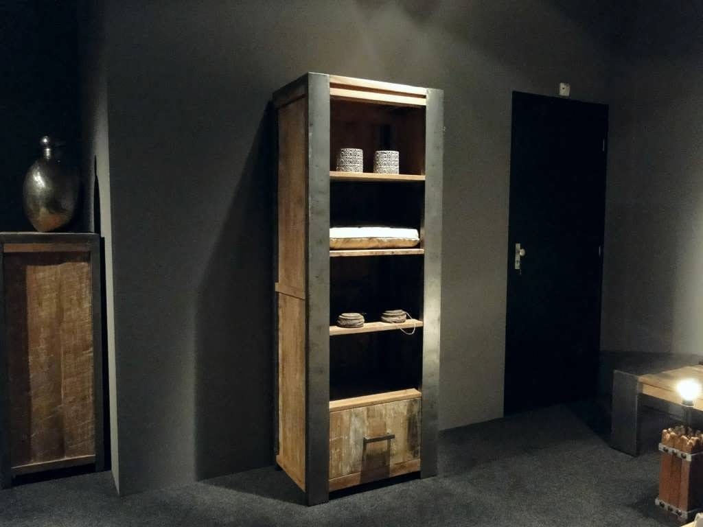 boekenkast van hout met zwart metalen rand