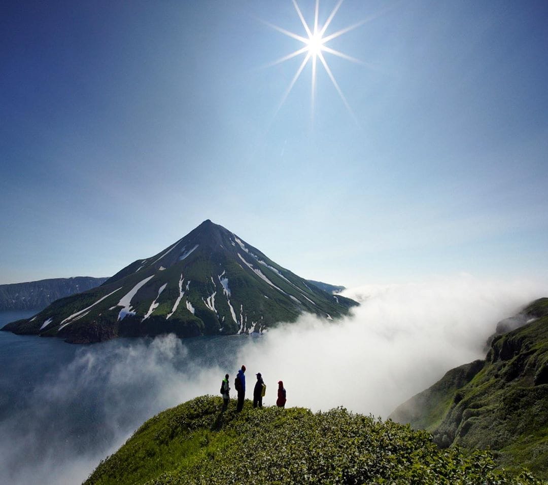 Chris Burkard mensen die kijken naar een berg