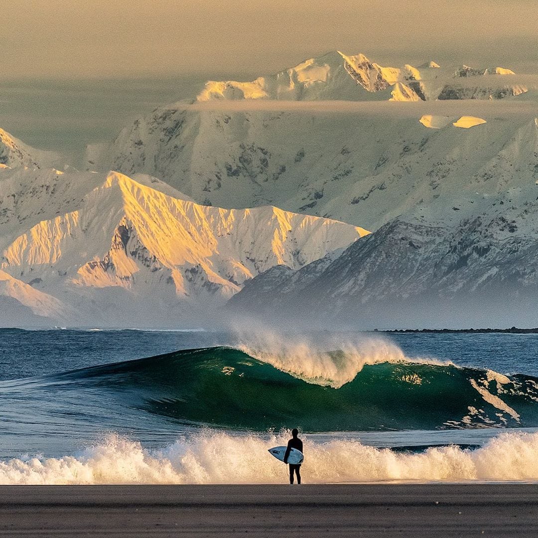 Chris Burkard foto van man met surfplank