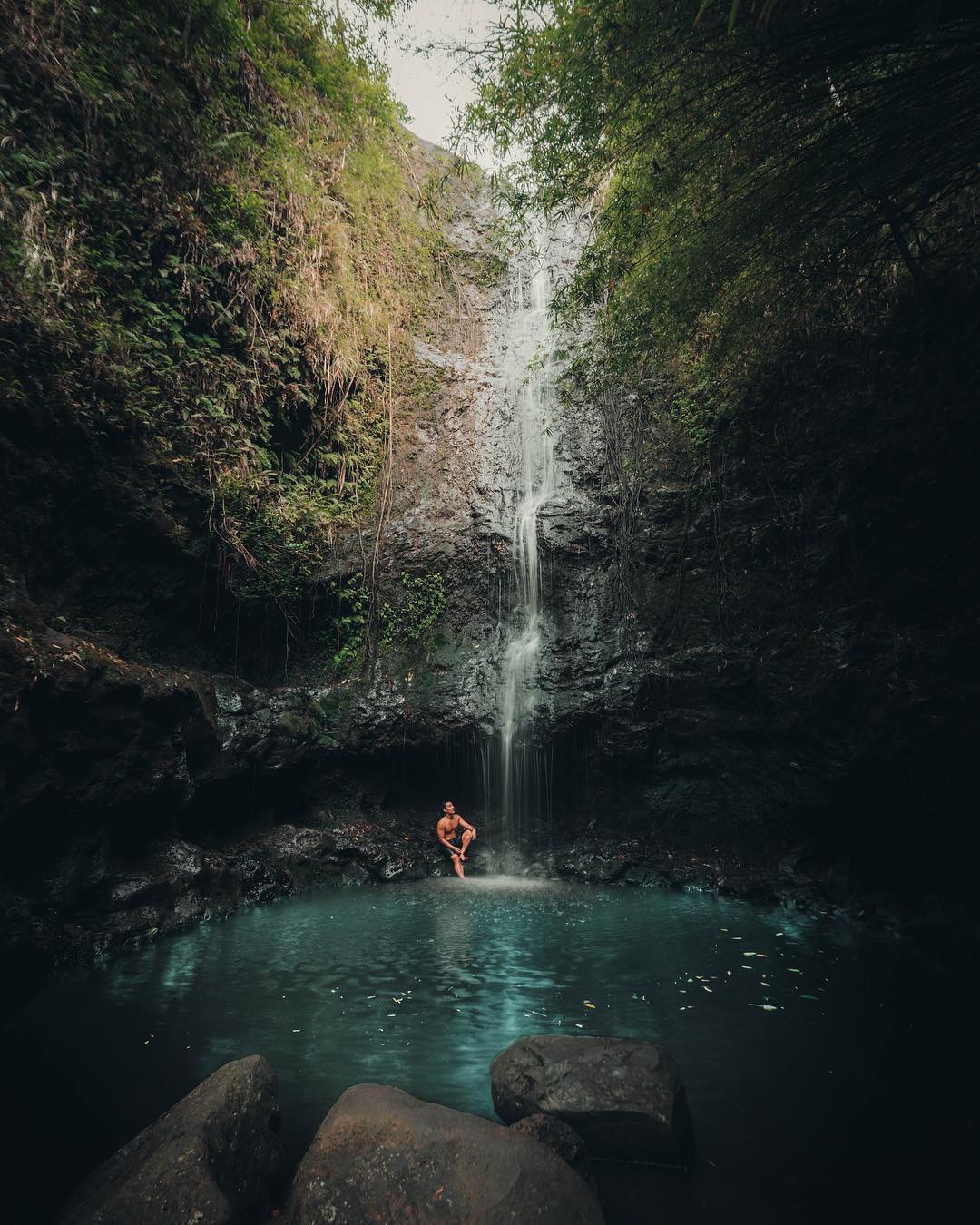 Nash Hagen bij waterval